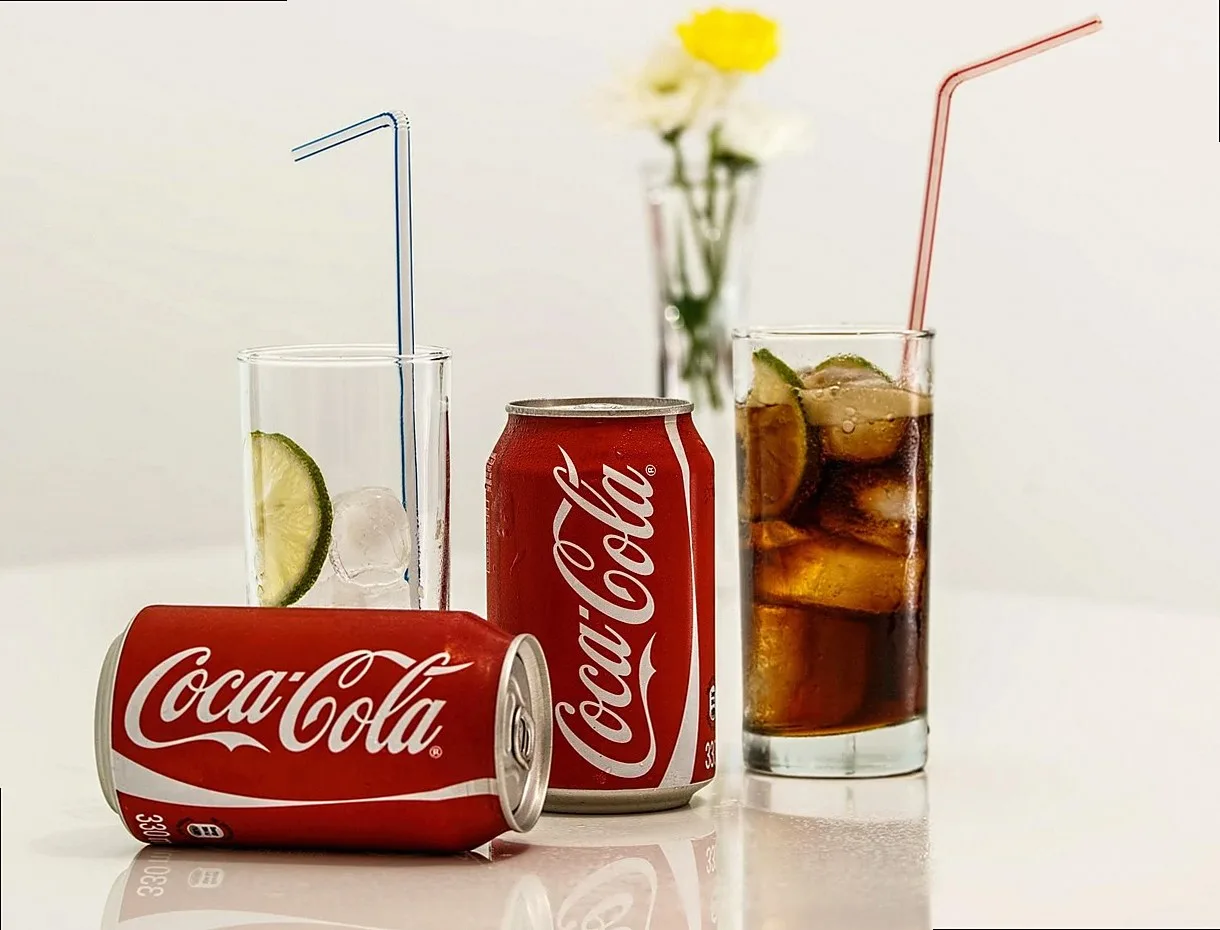 drink, soda, glasses, can, beverage, refreshment, carbonated drink, soft drink, cold drink, fizzy, coca cola, coke, cola